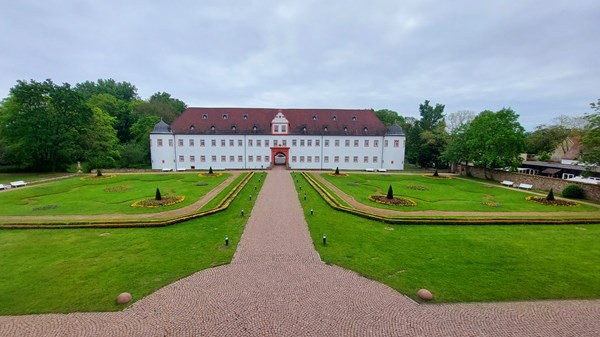 Der Schlossgarten mit den neuen kegelförmigen Eiben. (Foto: Regine Dinkelborg/Magistrat)